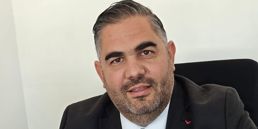 Rahvancıoğlu konuşurken mikrofonlara bakıyor; CTP’li belediyelerin mali disipline vurgu yapılıyor