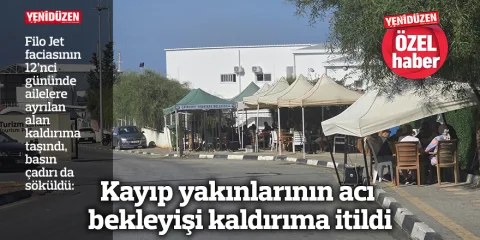 Kaldırımda sandalyelerde oturmuş, bekleyen kayıp yakınları ve yanlarındaki küçük eşyalar