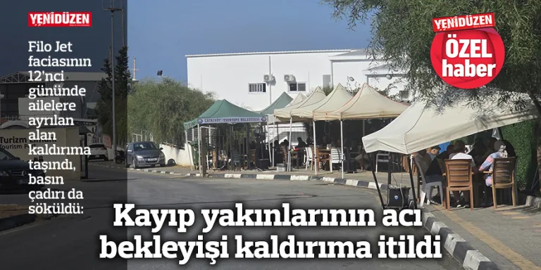 Kaldırımda sandalyelerde oturmuş, bekleyen kayıp yakınları ve yanlarındaki küçük eşyalar