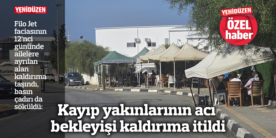 Kaldırımda sandalyelerde oturmuş, bekleyen kayıp yakınları ve yanlarındaki küçük eşyalar