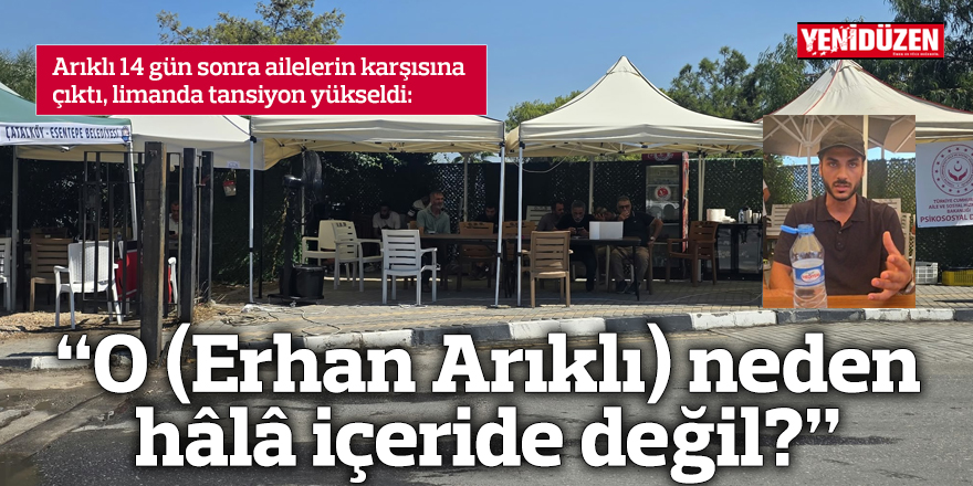 Arıklı, liman önünde toplanmış ailelerle konuşuyor; çevrede güvenlik ve kalabalık görünümü