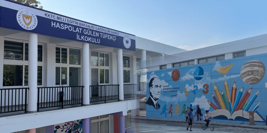 Yenilenen Haspolat Gülen Tüfekçi İlkokulu önünde okul binası ve ilk ders heyecanını yansıtan görüntü