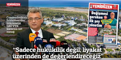Başbakan veya yetkili konuşurken mikrofon ve salon arka planı, liyakat vurgusu yapan ifade