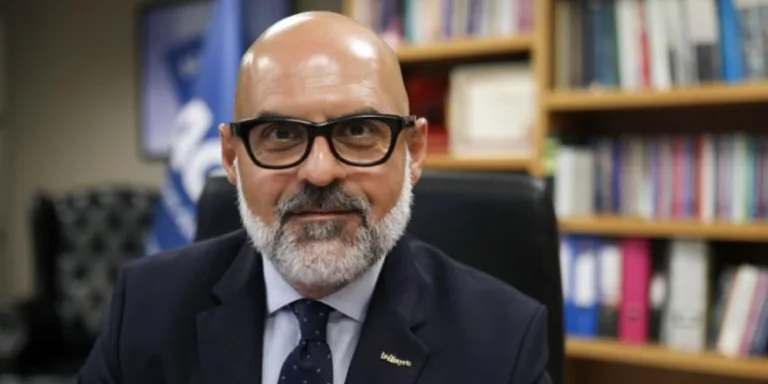 Ersan Dağlı konuşurken cümleleri ve bakışı görünür; Kıbrıs’ın geleceği üzerine vurguda bulunuyor