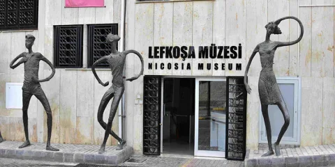 Lefkoşa Müzesi binası ve girişindeki tarihi atmosferi yansıtan görünüm