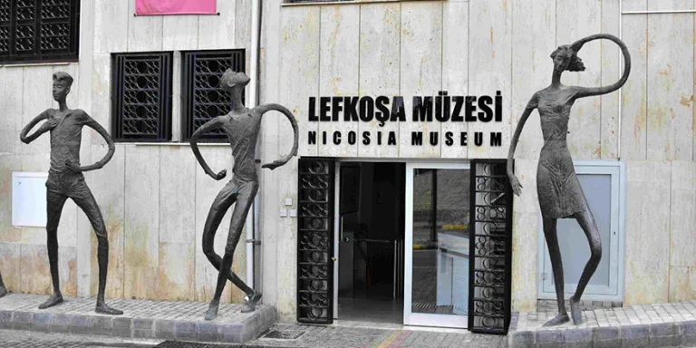 Lefkoşa Müzesi binası ve girişindeki tarihi atmosferi yansıtan görünüm