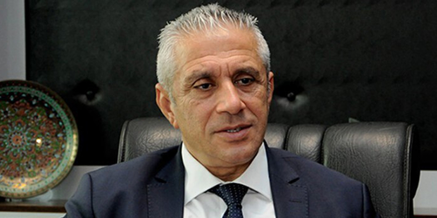 Hasan Taçoy mikrofonlar önünde konuşuyor, kararlı ifadeyle açıklama yapıyor
