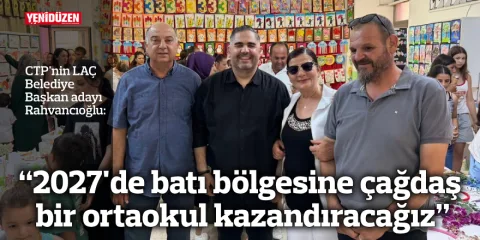 Rahvancıoğlu konuşurken mikrofon önünde, arka planda ortaokul projelerine ait görseller