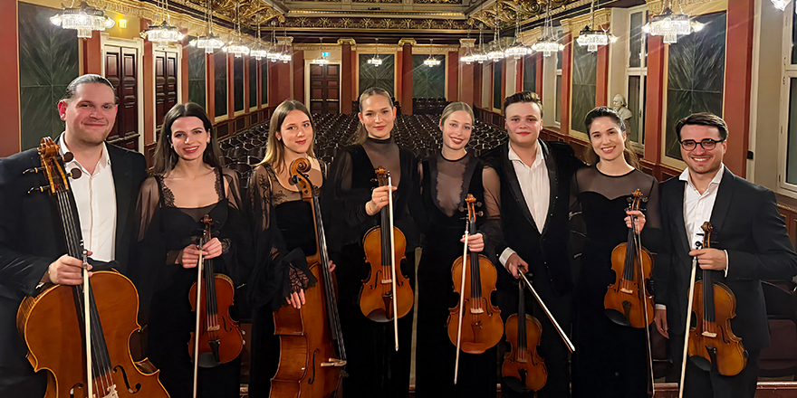 Daniil Bulayev ve Davinspiro Camerata Bellapais Manastırı etkinliği için sahne hazırlığı yapıyor