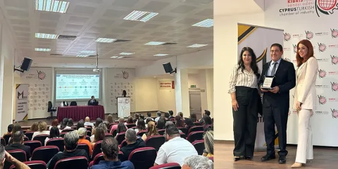KKTC Dijital Dönüşüm Forumu 2026 etkinliğinden katılımcılar ve sahne gösterimi