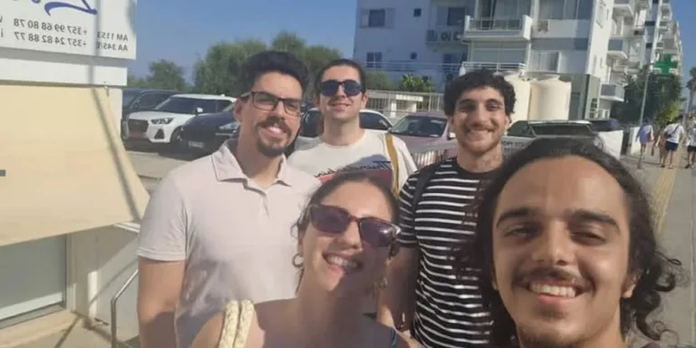 Kıbrıslı Türk ve Rum dillerinin ortak kelimelerini temsil eden dijital platform ekranı