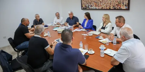İncirli konuşurken, toplantı veya basın açıklaması sırasında fotoğraf için poz veriyor gibi görünüm