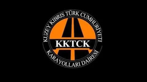 Dağ yolunda saçak kar ve tabelalar, araç geçişine izin verilmiyor