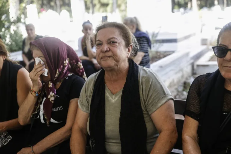 Reyhan Verim’in cenaze töreninden mezarlığa götürülürken çekilmiş fotoğrafı