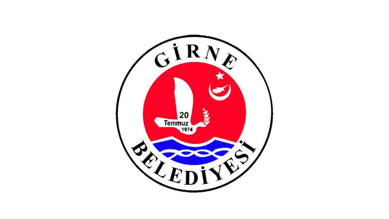 Şenkul açıklama yaparken mikrofon önünde konuşuyor, arka planda etkinlik afişi görünüyor