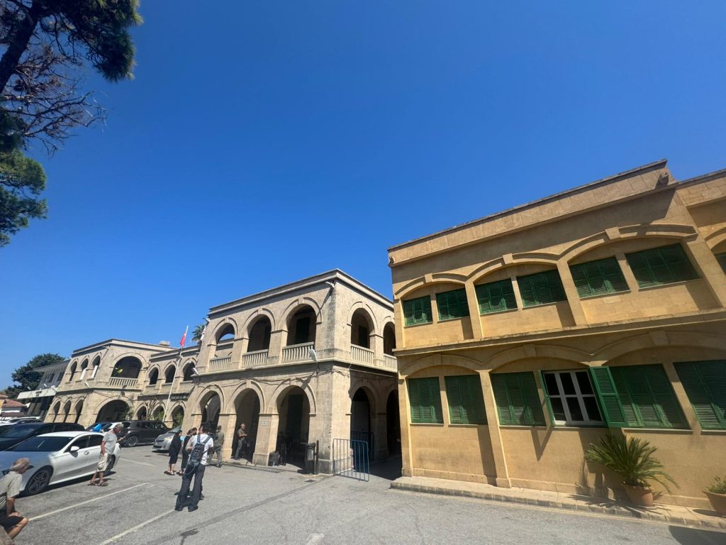 Girne'deki gemi faciasıyla ilgili soruşturma kapsamında tutuklu zanlılar mahkeme çıkışında bekliyor