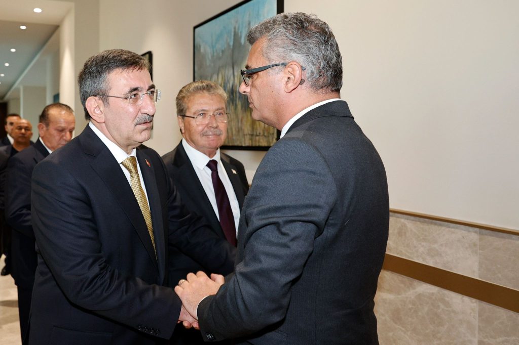 Cumhurbaşkanı Erhürman ile Türkiye Cumhurbaşkanı Yardımcısı Yılmaz görüşürken yan yana oturuyor