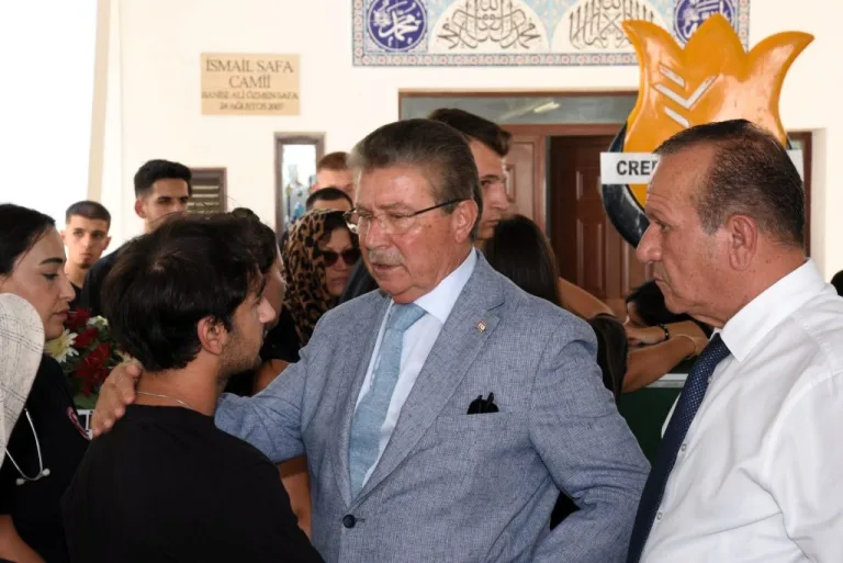 Gemi kazasında hayatını kaybeden İsmail Kurt için düzenlenen cenaze töreninden bir görüntü