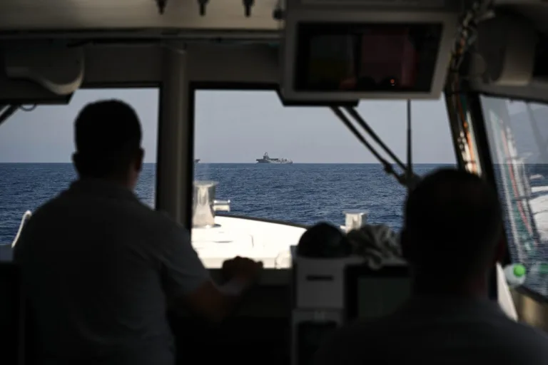 TCG Alemdar gemisinde deniz üzerinde arama kurtarma çalışmaları yürütülürken ekipler ve ekipman
