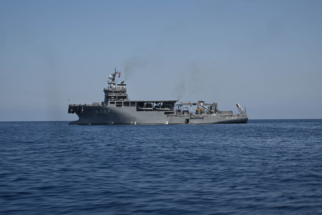 AA, Girne açıklarında batan gemiye ilişkin arama kurtarma çalışmalarını TCG Alemdar'da görüntüledi