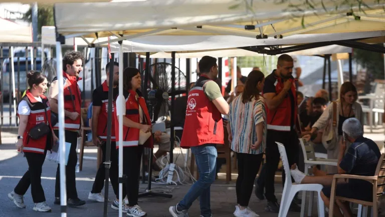 Gemi kazasında yakınlarının haberini bekleyen aileler limanda endişeyle bekleyişini sürdürüyor