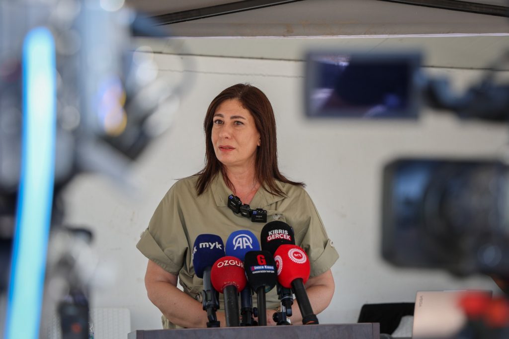 İncirli konuşurken mikrofon önünde ciddiyetle dinleyen kalabalık