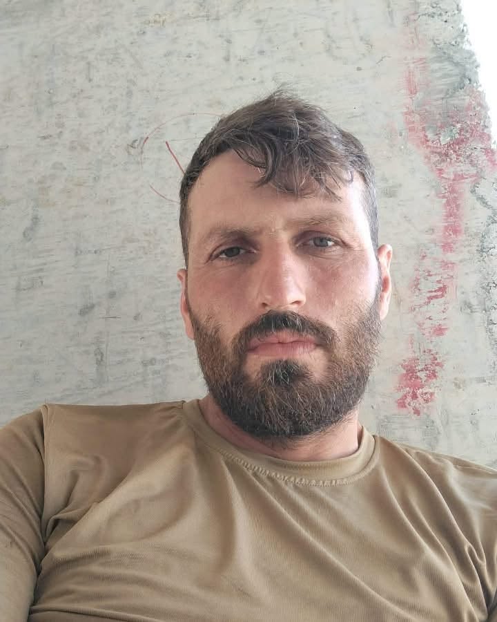 Kayıp yakını Türker Demir çevrede konuşurken, yardım kampanyalarına itibar edilmemesi çağrısı yapıyor
