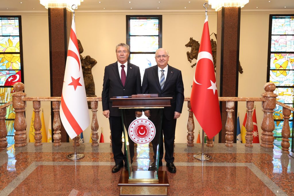 Başbakan Üstel ve Türkiye Milli Savunma Bakanı Güler görüşme sırasında yan yana oturuyor
