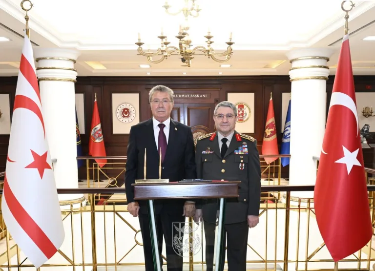 Başbakan Üstel ile TC Genelkurmay Başkanı Orgeneral Bayraktaroğlu görüşme sırasında yan yana oturuyor