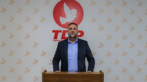 Çeler konuşurken elinde belgeyle soruşturma çağrısı yapıyor