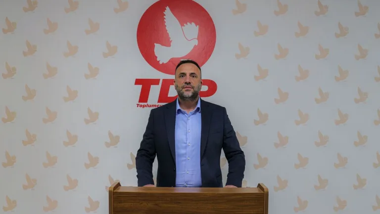 Çeler konuşurken elinde belgeyle soruşturma çağrısı yapıyor