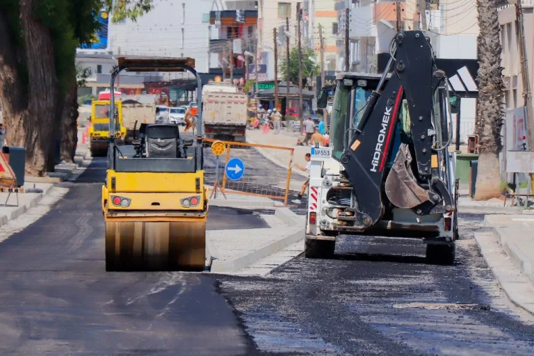 Gazimağusa Belediye Başkanı Uluçay yürüyüş yolunda proje çalışmalarını incelerken