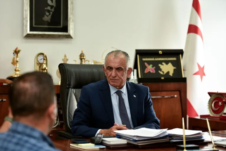 Çavuşoğlu konuşma yaparken mikrofonların önünde, eğitim yılına hazır olunduğunu belirtiyor
