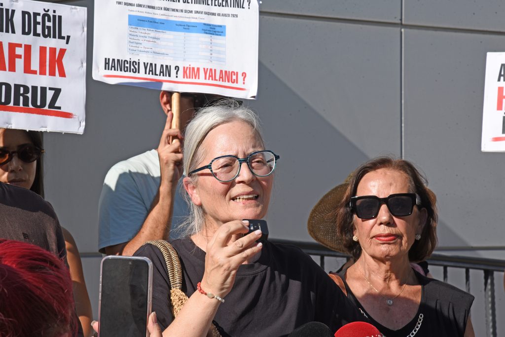 KTOEÖS üyeleri Milli Eğitim Bakanlığı önünde toplanmış, basın açıklaması yapıyor