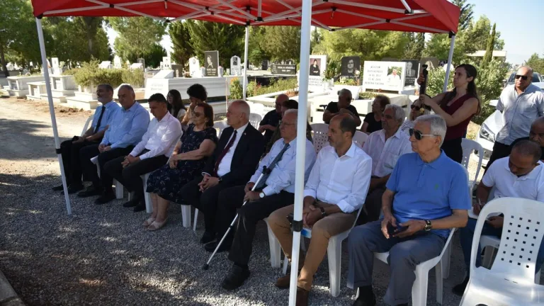 İsmet Kotak’ın kabri başında anıldığı tören, çelenkler ve ziyaretçilerle sessiz anlar