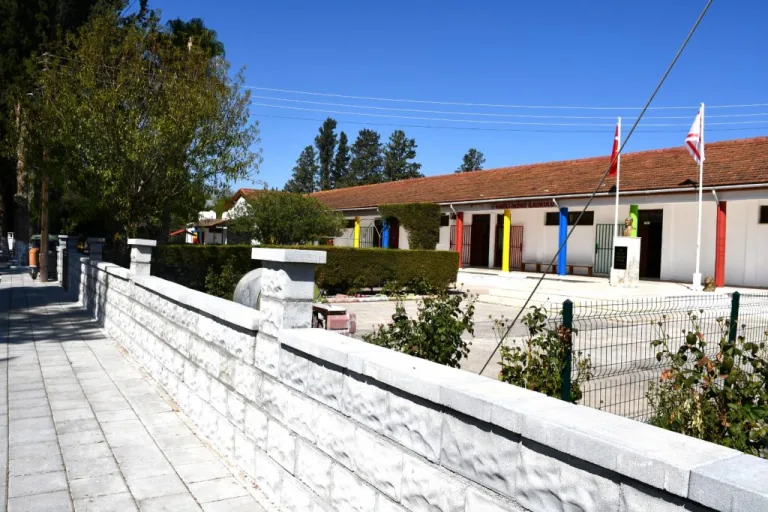 Mesarya Belediyesi yetkilileri okullarda yürütülen çalışmaların yapıldığını gösteren bir sahne.