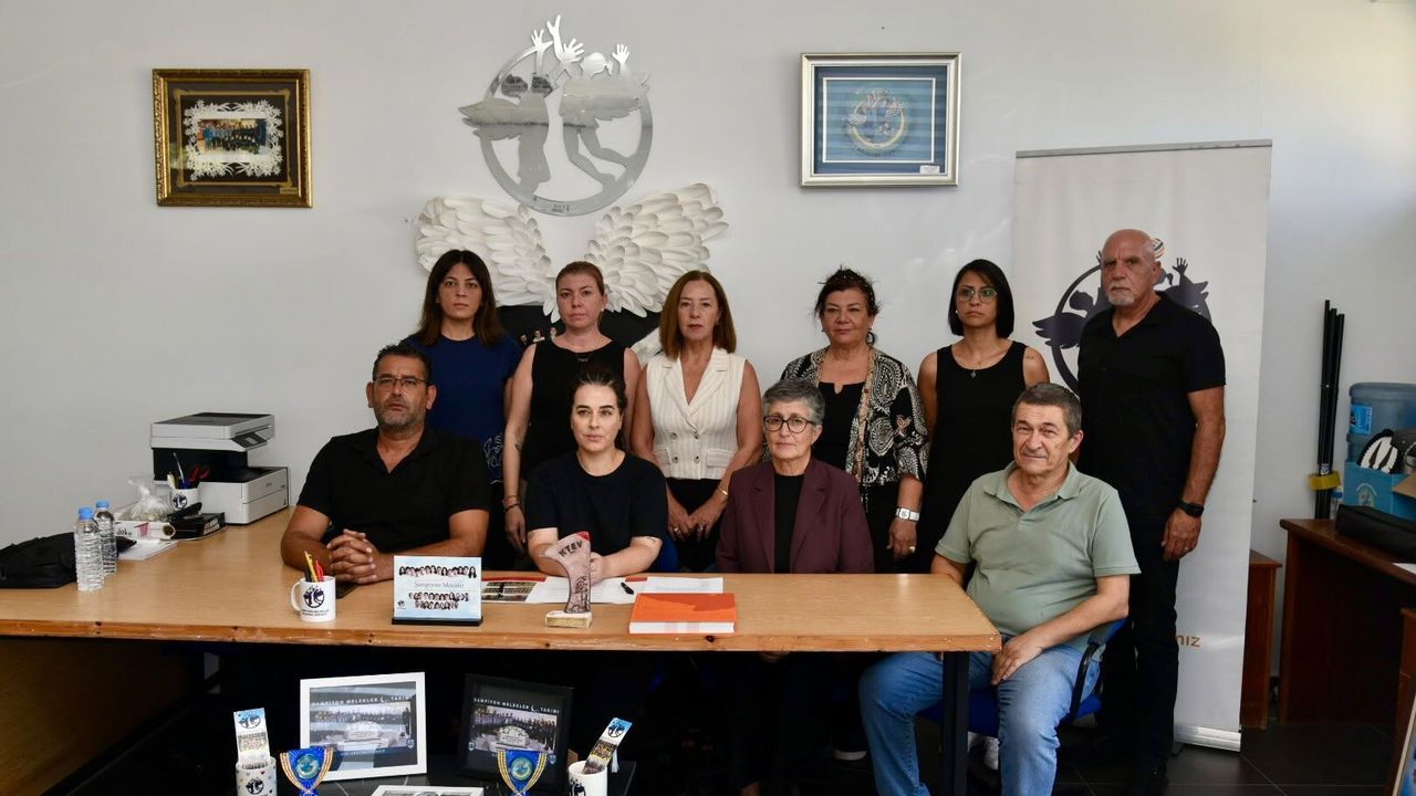 105 öğrenciye verilen eğitim burslarına ilişkin tören veya belge teslimi görüntüsü