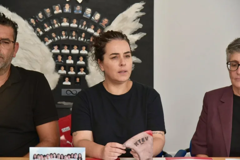 Şampiyon Melekler ile KTEV yetkililerinin protokol imzalama töreni, arka planda katılımcılar ve masa