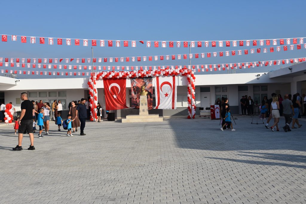 İlköğretimde yeni ders yılı başladı. Bakan Çavuşoğlu Çayırova İlkokulu binasının açılışını yaptı