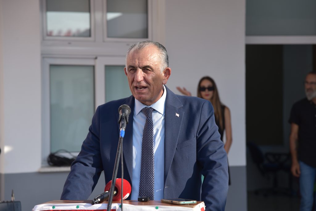 İlköğretimde yeni ders yılı başladı. Bakan Çavuşoğlu Çayırova İlkokulu binasının açılışını yaptı