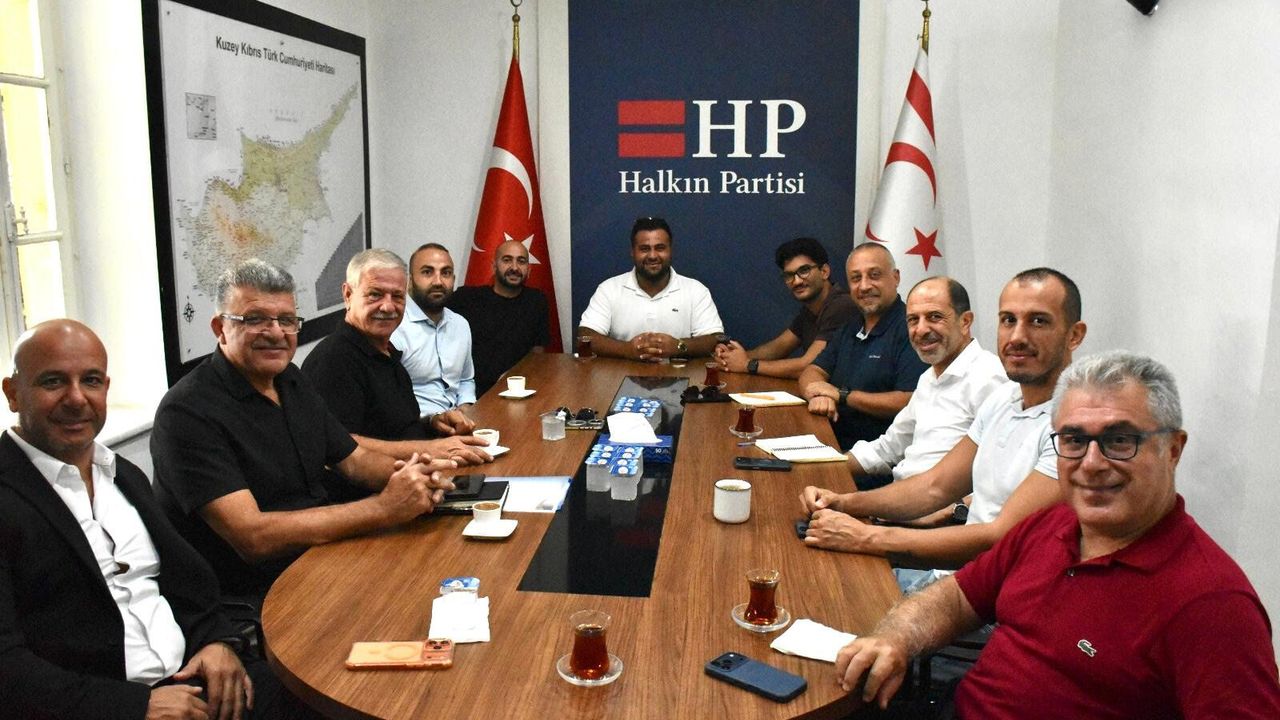Müteahhitler Birliği temsilcileri Halkın Partisi yetkilileriyle görüşürken konuşuyor