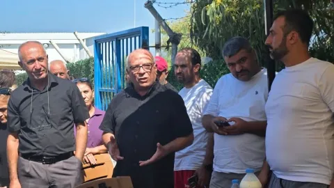 Alevi Kültür Merkezi Derneği üyeleri acılı aileleri ziyaret ederken bir arada duruyor
