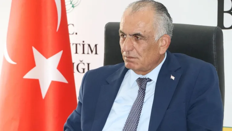 Çavuşoğlu konuşurken mikrofon ve arka planda toplantı atmosferi