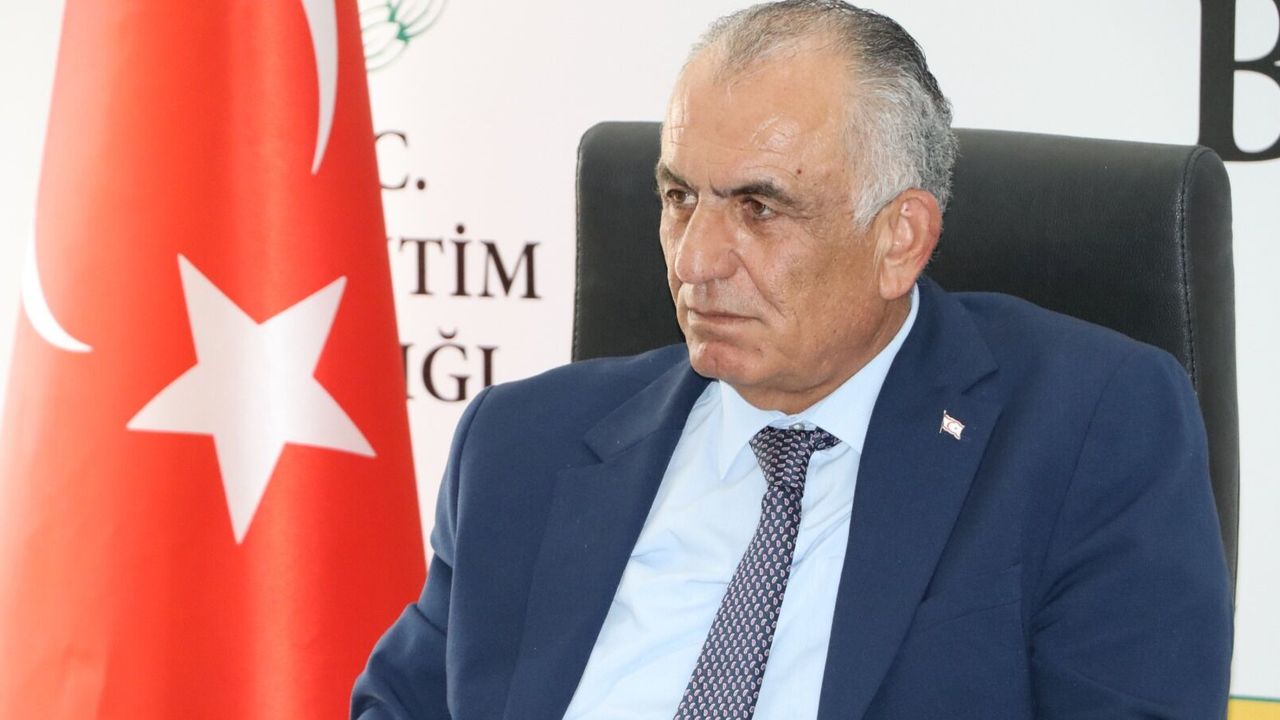 Çavuşoğlu konuşurken mikrofon ve arka planda toplantı atmosferi