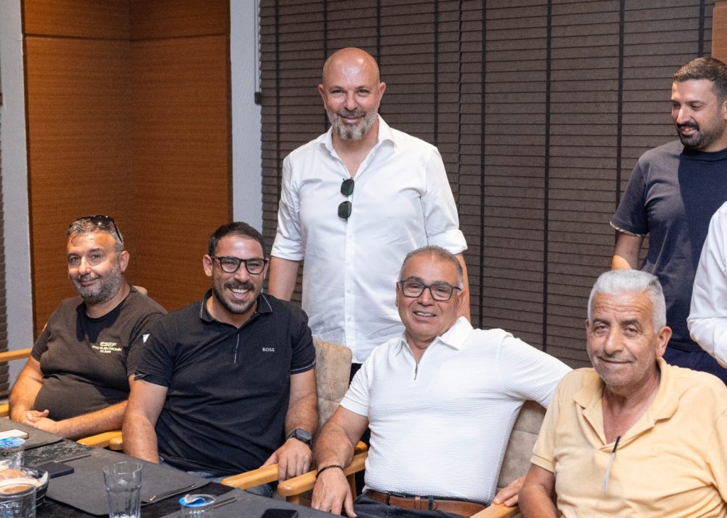 Bozkurt, Küçük Sanayi esnafıyla bir arada sohbet ederken görüntüleniyor