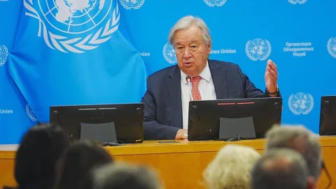 Guterres konuşma yaparken Genel Kurul salonunda arma ve masa düzeni arka planda