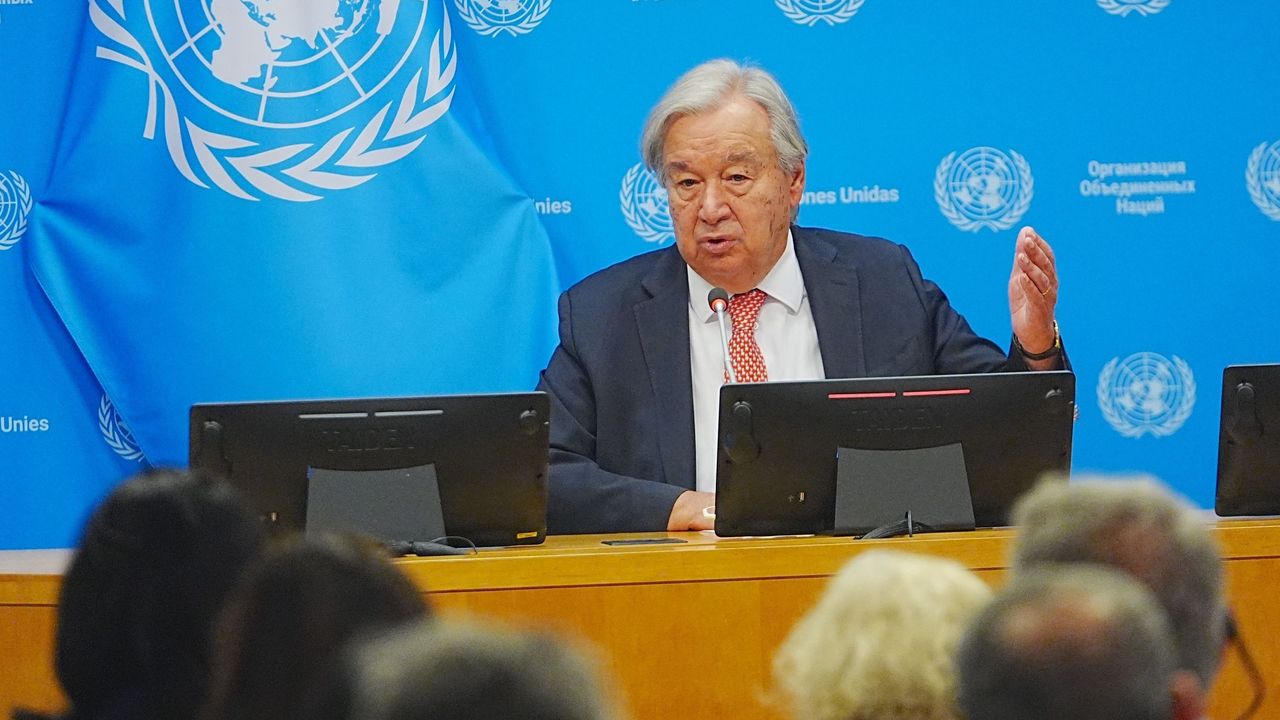Guterres konuşma yaparken Genel Kurul salonunda arma ve masa düzeni arka planda