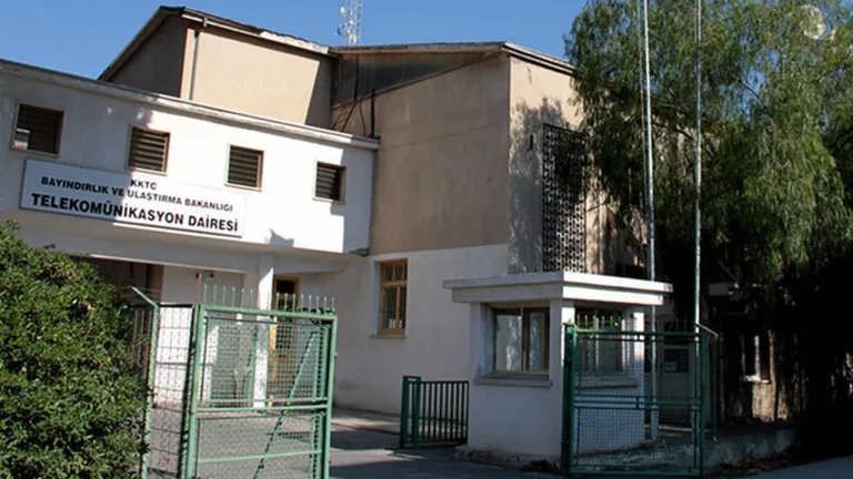 Gazimağusa haritası veya iletişim altyapısını temsil eden simgelerle telefon ve internet kesintisini gösteren görsel