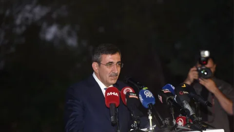 Yılmaz konuşurken 126 masumun hunharca katledilip toplu mezarlara gömüldüğü vurgulanıyor