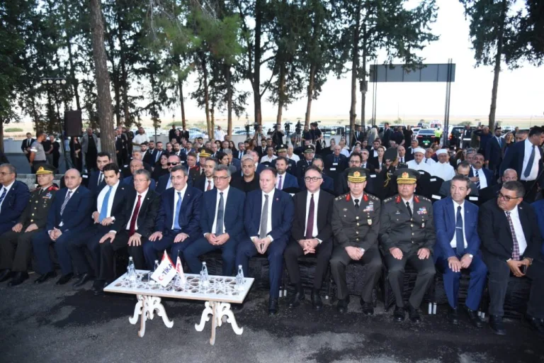Üstel konuşurken duruşu ve yakın plan yüz ifadesi, konuşma anı görüntüsü
